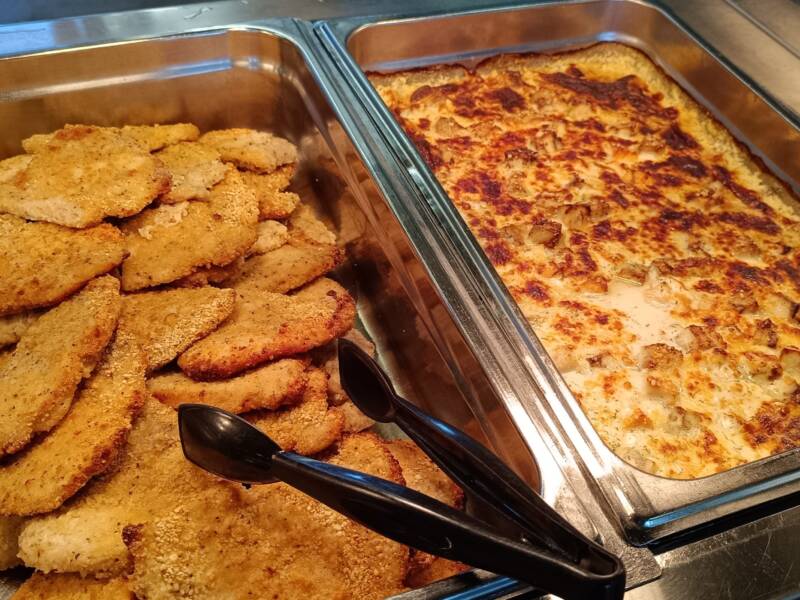 Lounas leikkeleitä.