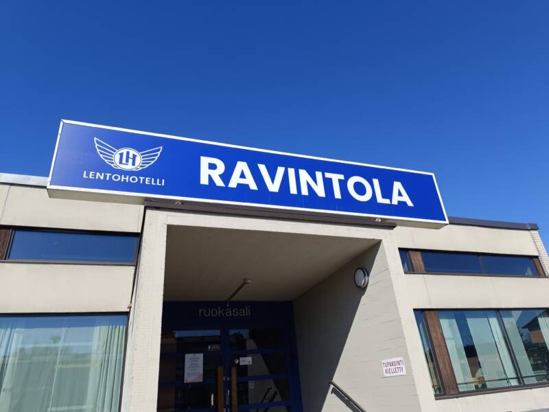 Lentohotelli ravintolan sisäänkäynti ja kyltti.