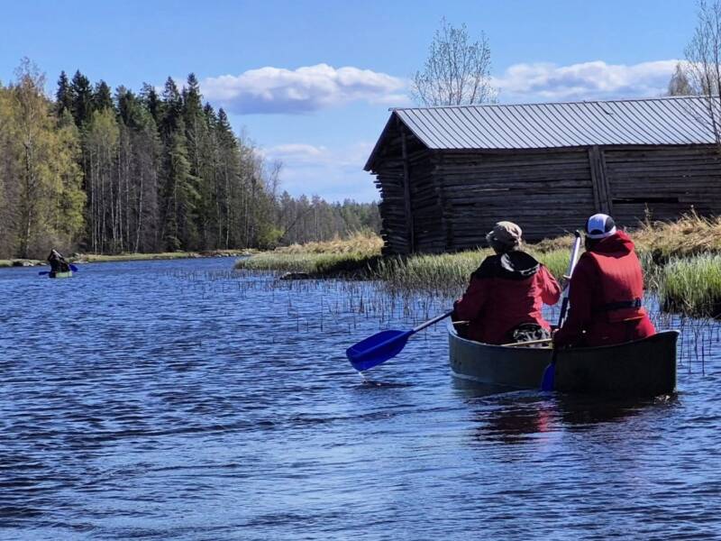 Jokea pitkin kanootilla kulkee mukavasti.