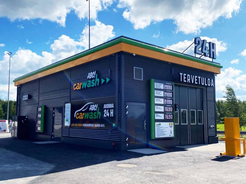 Autopesu päärakennuksen oikealla puolella.