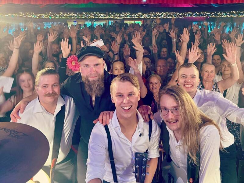 Bändi soittaa ja tunnelma on korkealla.