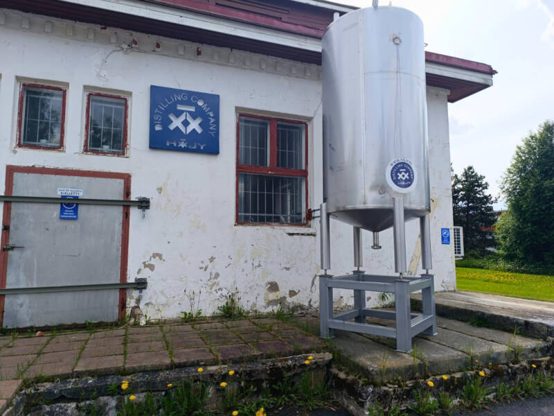 Häjy tislaamo ulkoa.