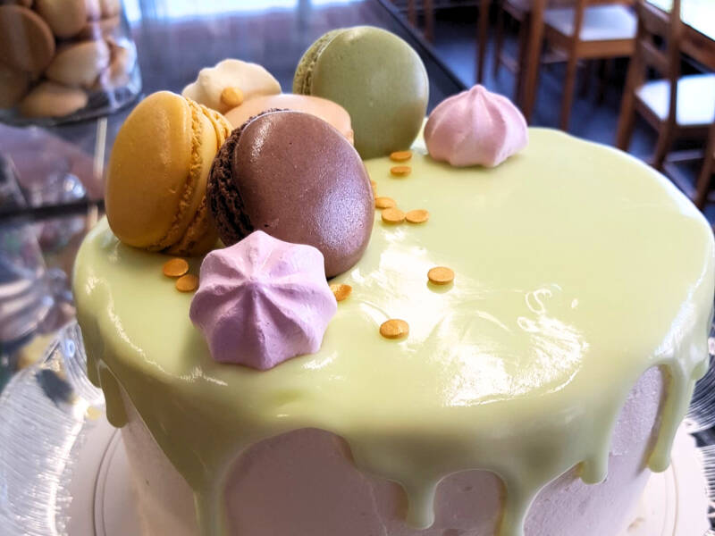 Kakku marenki ja macaron koristeilla.