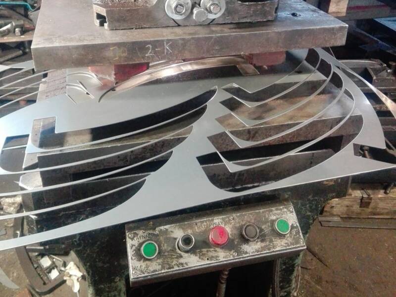 Härmän taonta 2-käden puutarhaviikatteen aihiot.