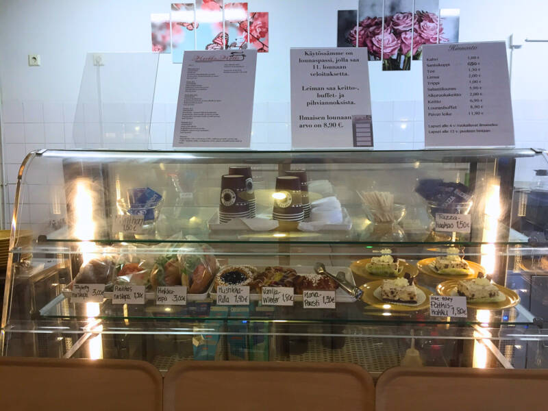 Herkkuja vitriinissä.