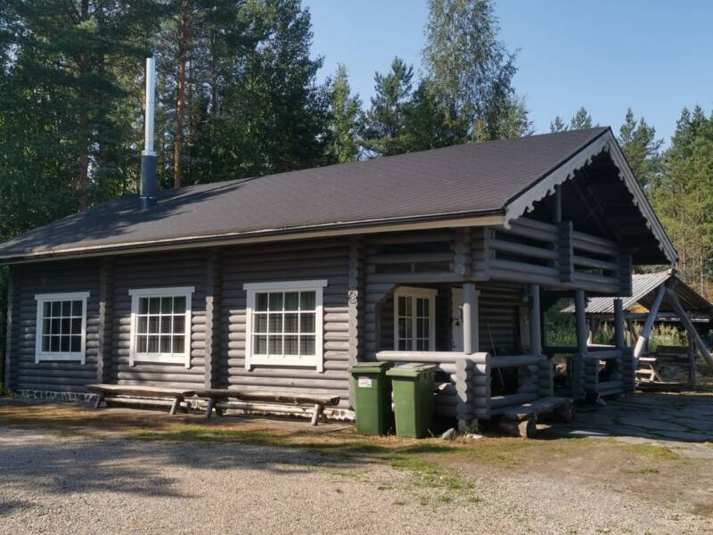 Tilava mökki.