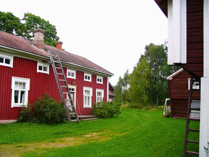 Iisakin Jussin tupa ulkoa.