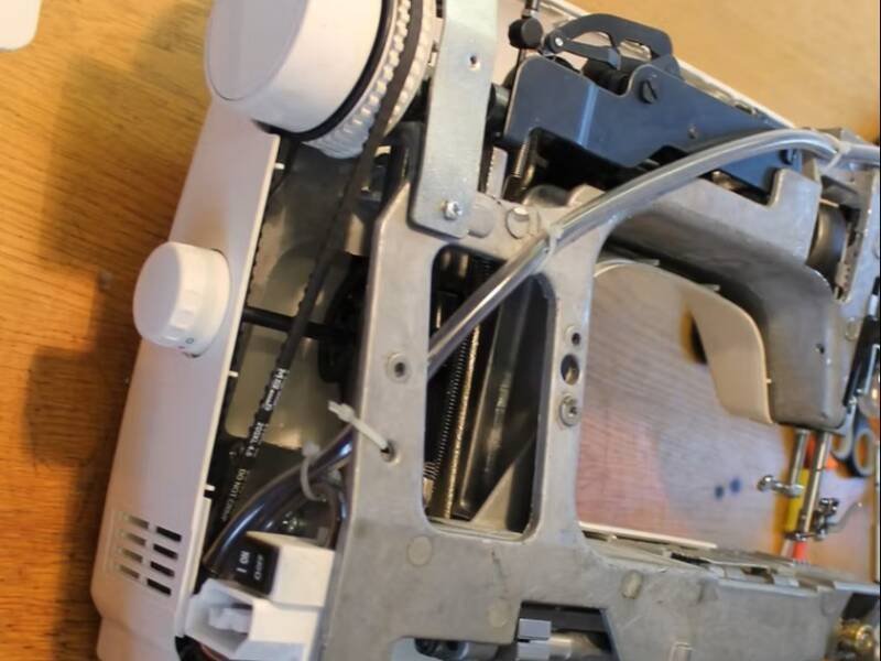 Ompelukoneen puhdistusta ja korjausta.