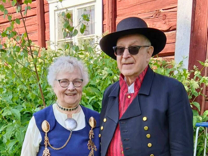 Jyrki ja Aira kansallispuvuissa.