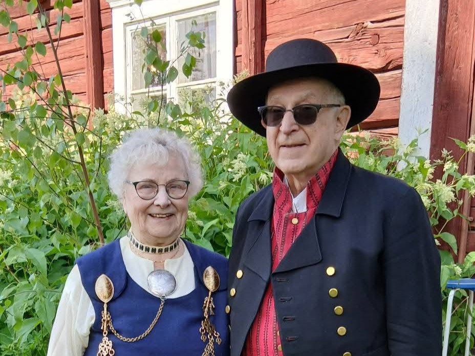 Jyrki ja Aira kansallispuvuissa.