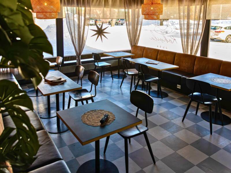 Kahvila Jusa sisältä.