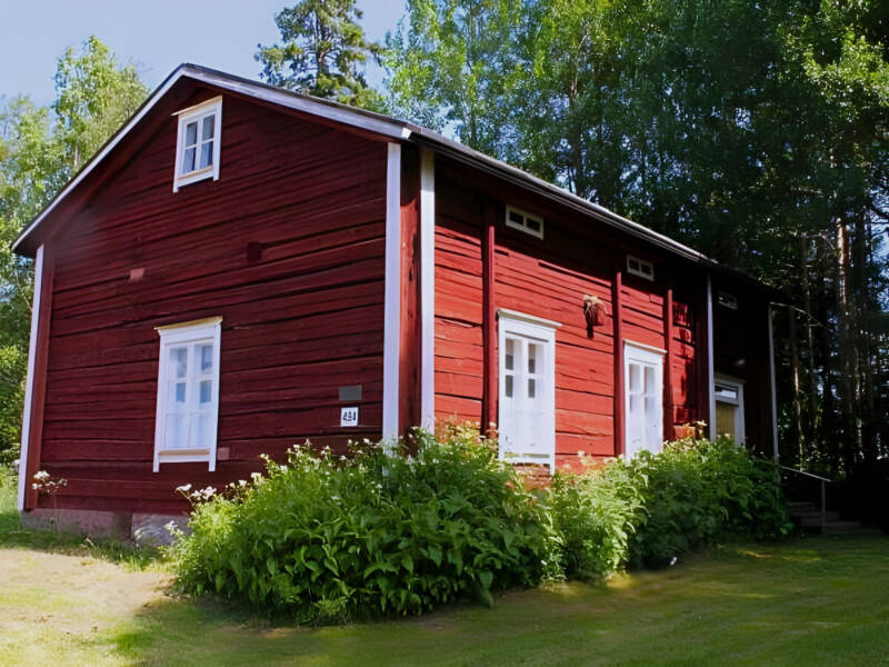 Kalan torppa ulkoa kesäaringossa.