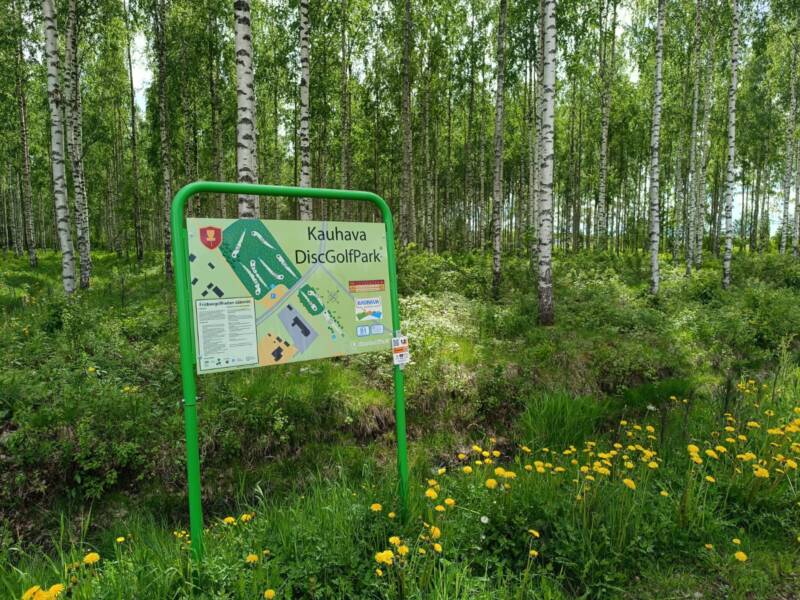 Frisbeegolf radan kyltti.