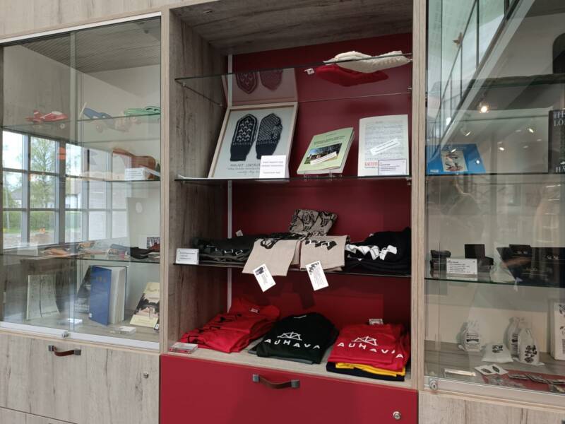 Myös Kauhavalaista käsityötä ja teematuotteita.