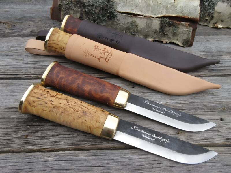 Puukko kaiverruksella.