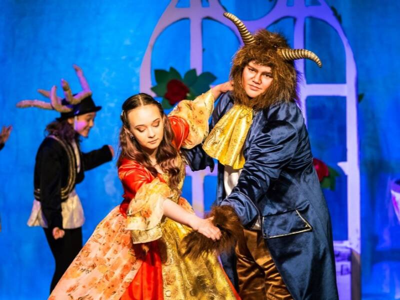 Näytelmästä, "Kaunotar ja hirviö".