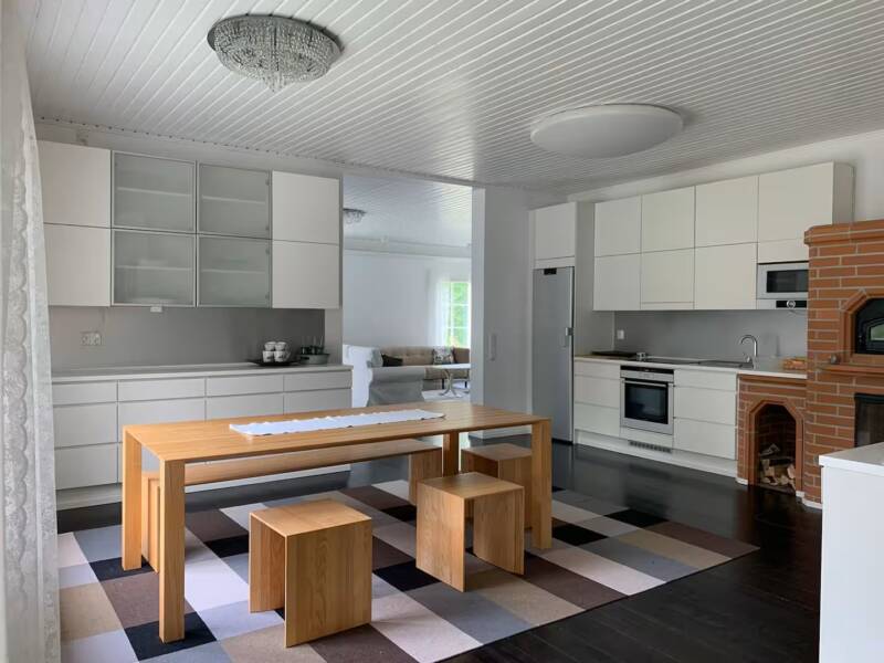 Tilava keittiö.