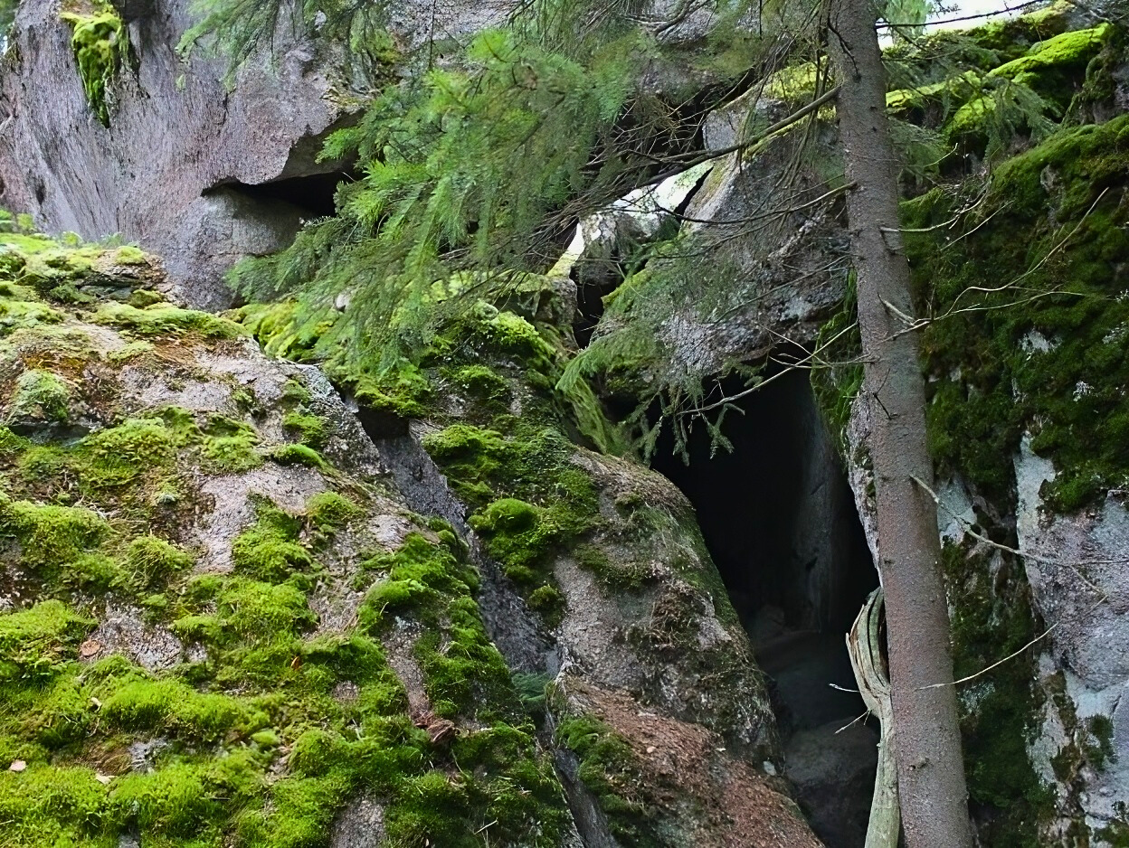 Kirkkopakan lohkareita.