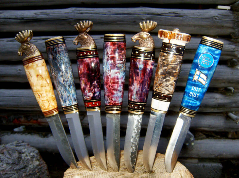 Puukkoja erilaisilla kahvoilla.