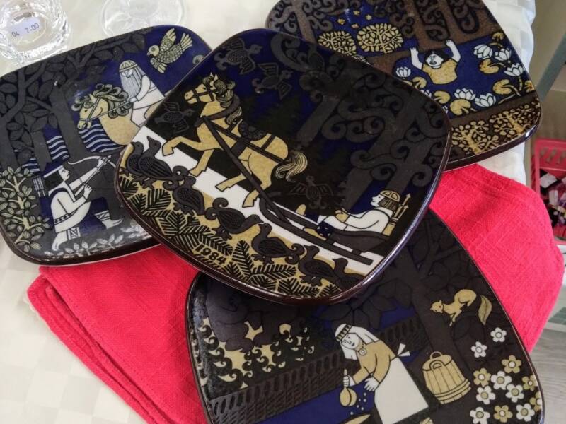 Vanhanaikaisia lautastauluja.