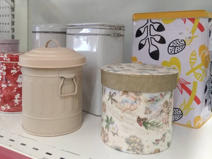 Erilaisia säilytys purkkeja.