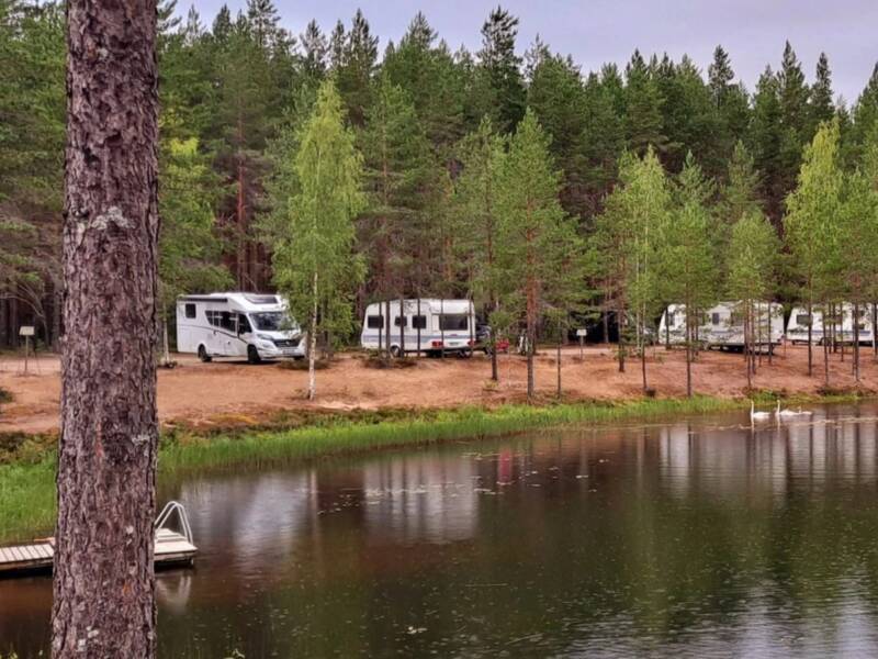 Leirintäalue asuntoautoilla.