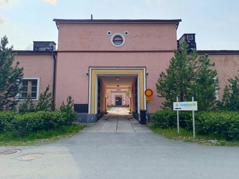 Lentohotellin sisäänkäynti.