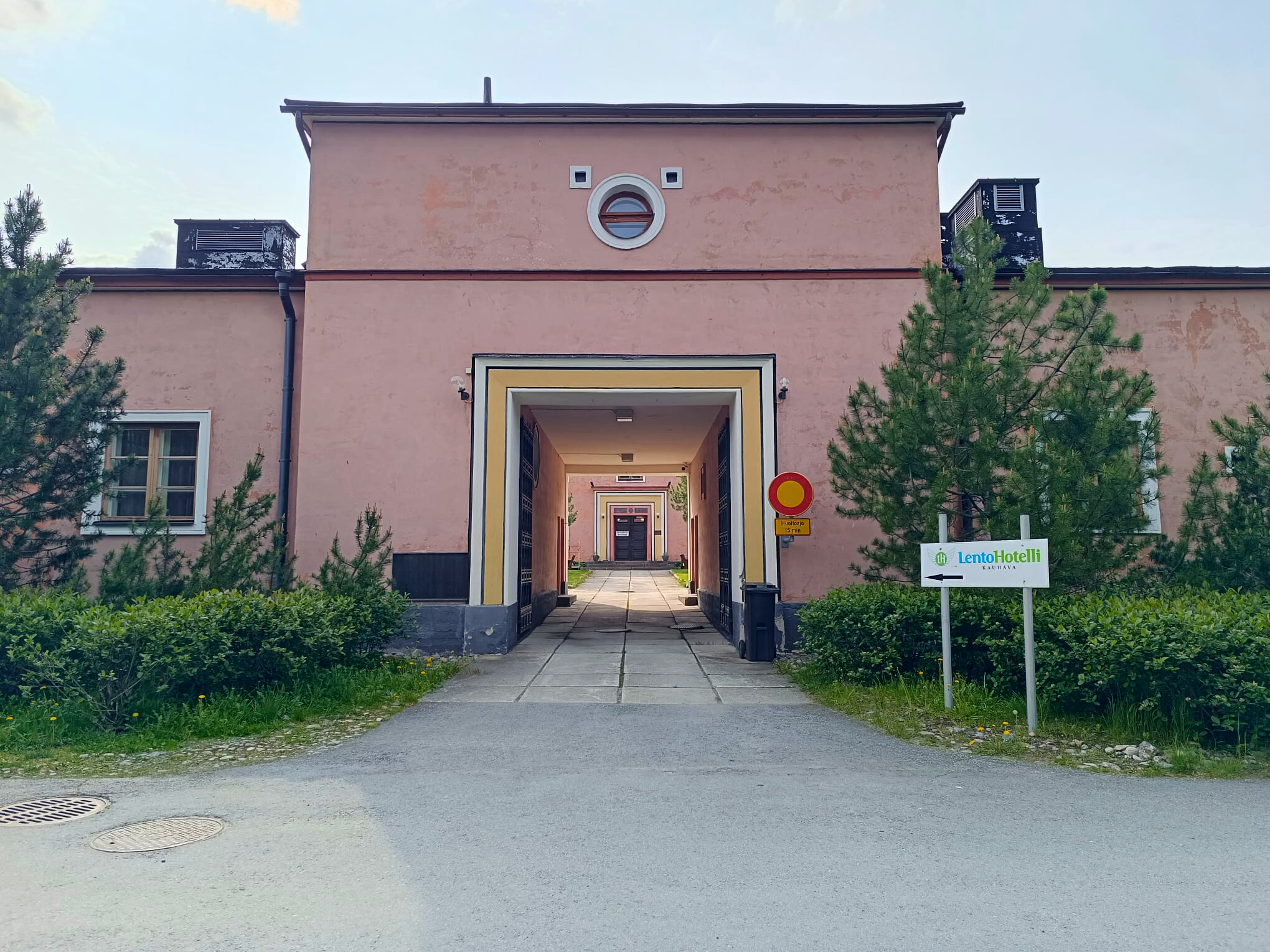Lentohotellin sisäänkäynti.