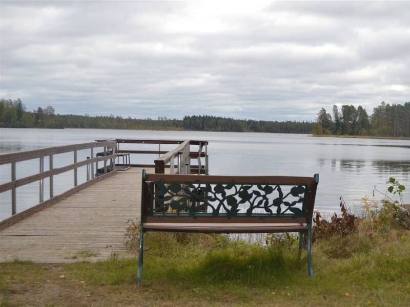 Syksyinen Ojutjärvi ja laituri.