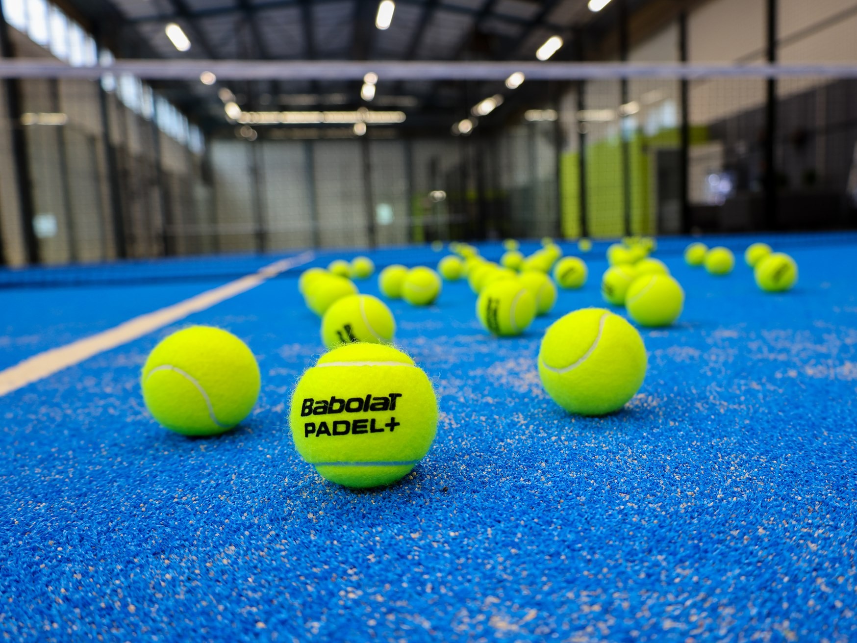 Padel pallot kentällä.