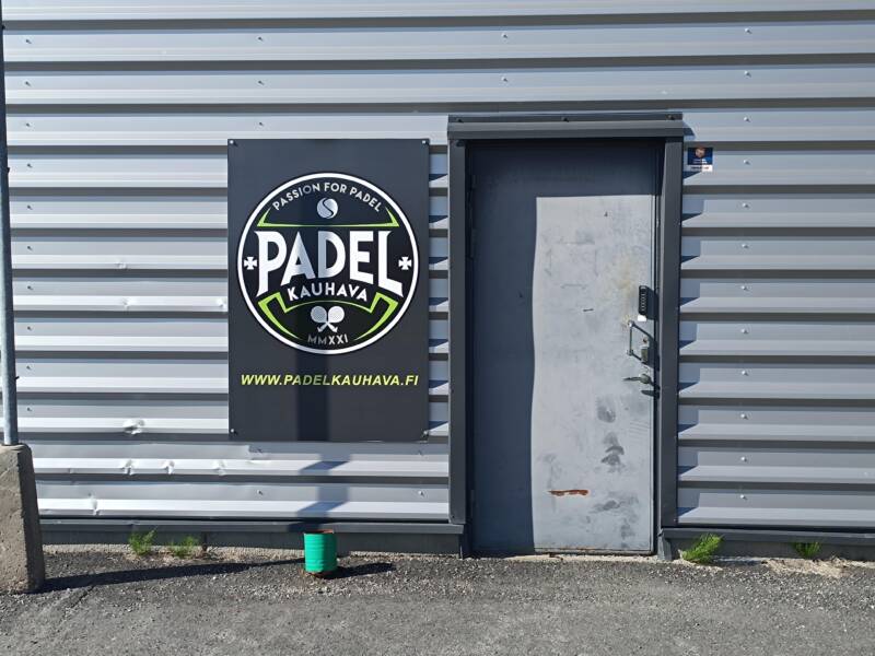 Padelhallin sisäänkäynti.