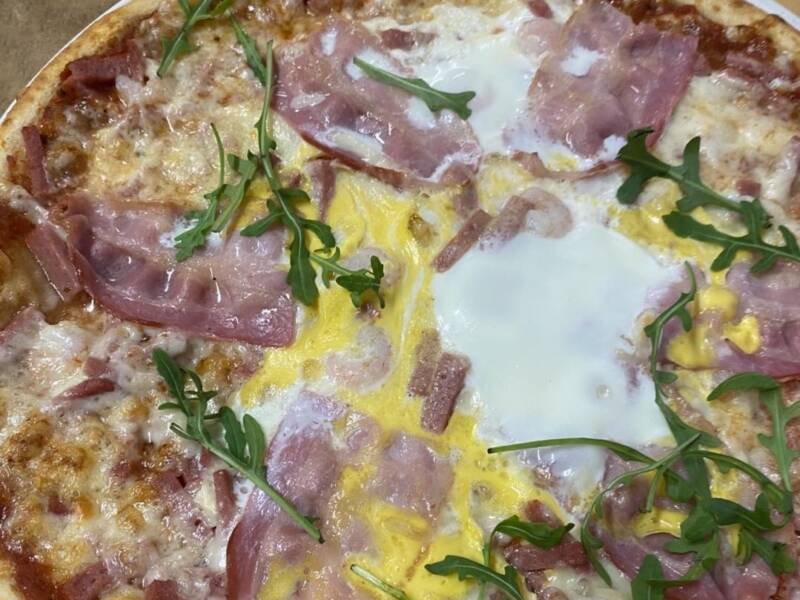 Pizzerian pekoni pizza.