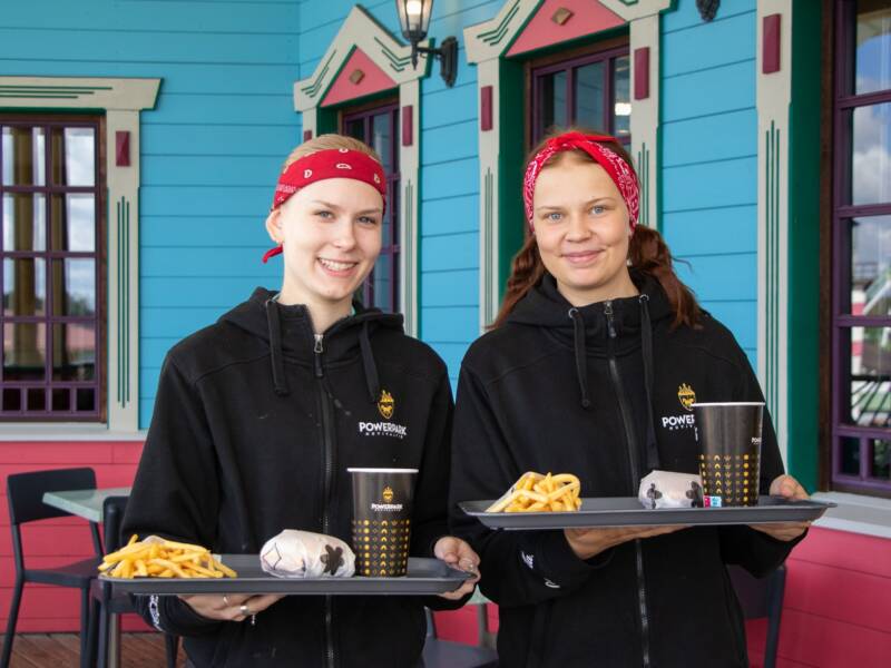 Hampurilainen ja ranskalaiset kylmällä juomalla.