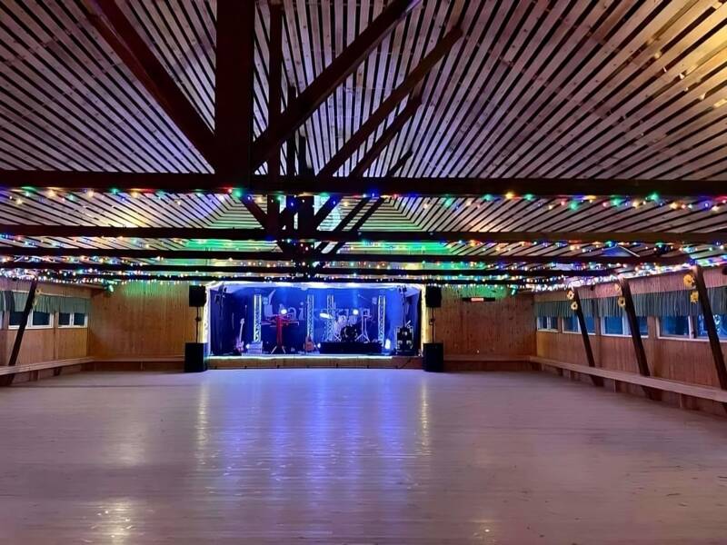 Tanssilattiaa tunnelmallisella valaistuksella.