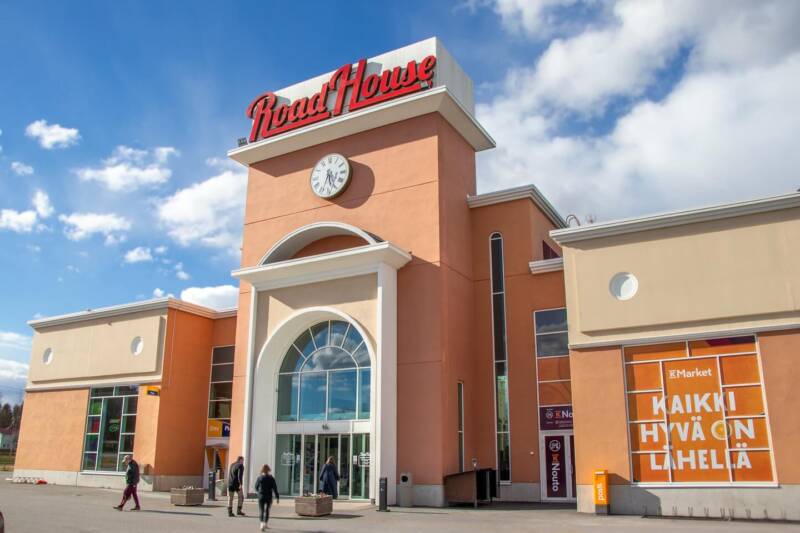 RoadHouse etupiha ja sisäänkäynti.