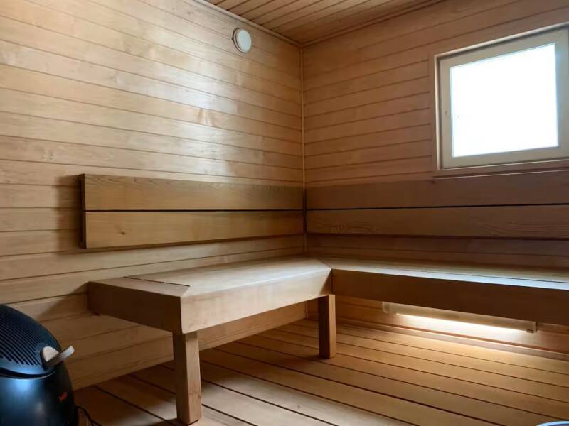 Sauna heti valmiilla kiukaalla.