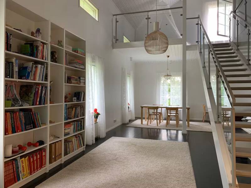 Tunnelmallinen takkahuone.