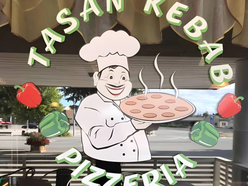 Pizzerian logo ikkunassa.