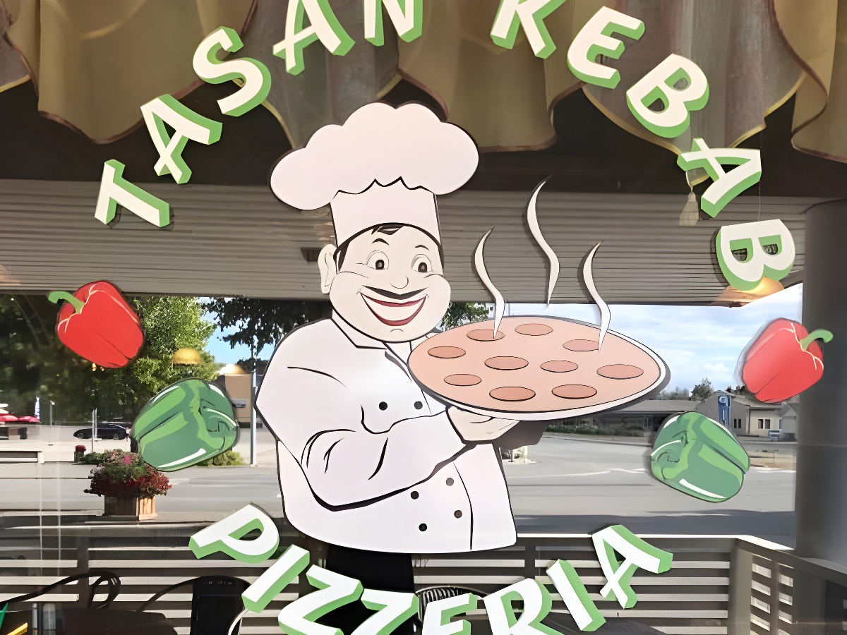 Pizzerian logo ikkunassa.