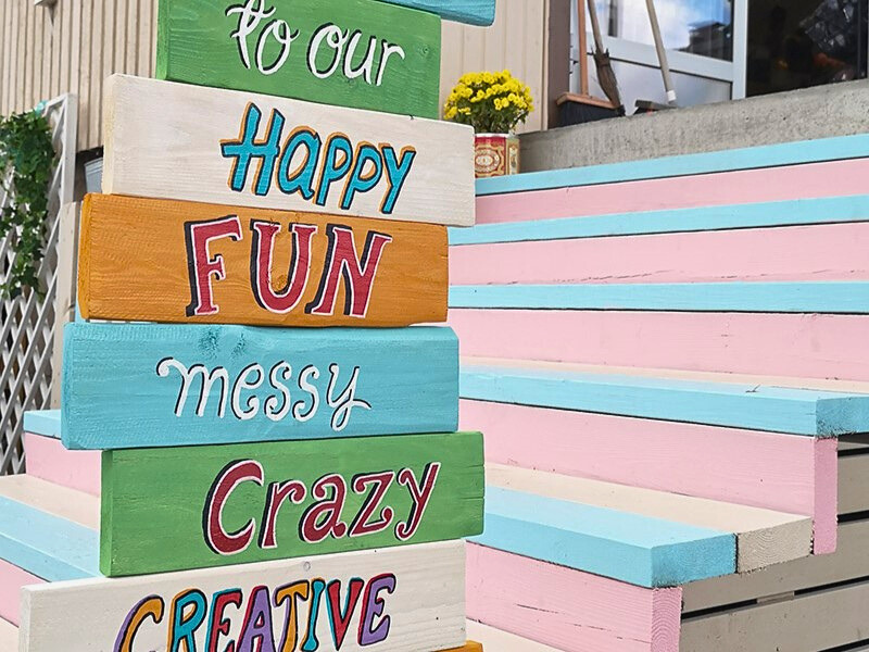 Kauniin värisiä kylttejä.