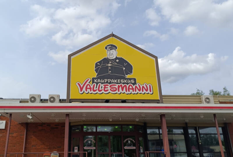 Vallesmannin pääovi.