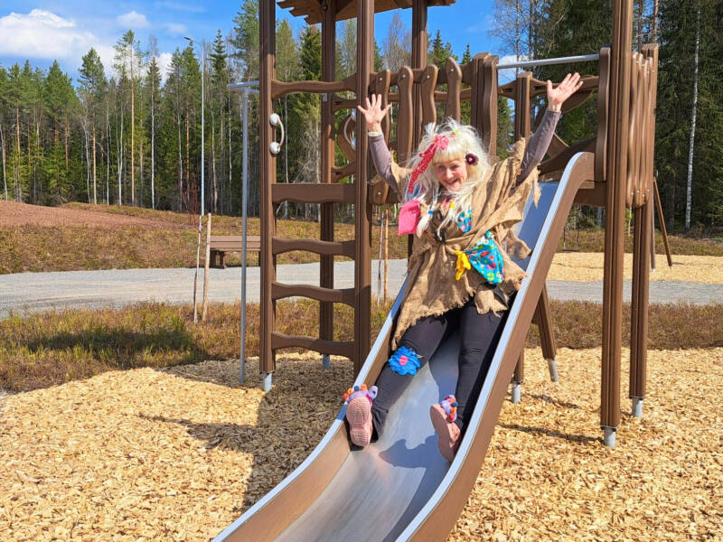 Puistopeikko laskee liukumäkeä.
