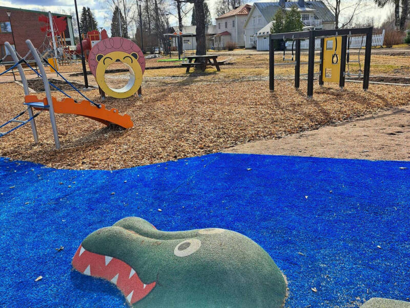 Puistopeikko laskee liukumäkeä.