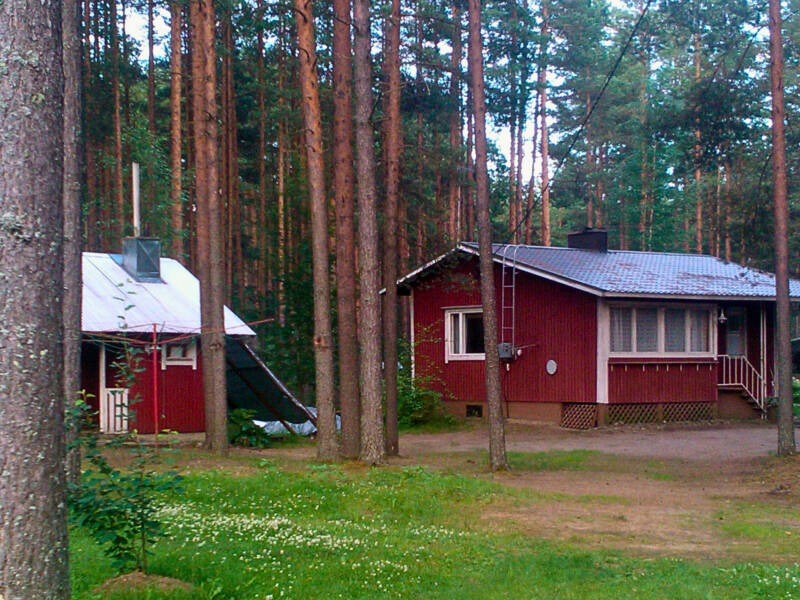 Lomamökki Lahti pihaa.