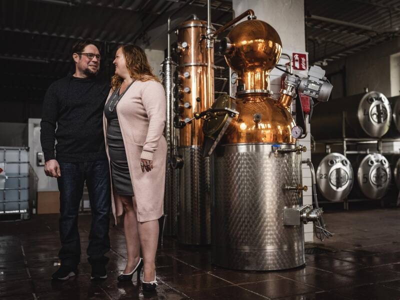 Yrittäjä pariskunta tislaamon tiloissa.