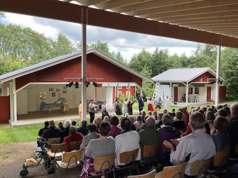 Katsomo ja näyttämö.