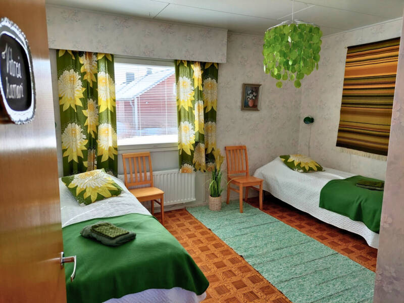 One of Mosku's bedrooms, green.