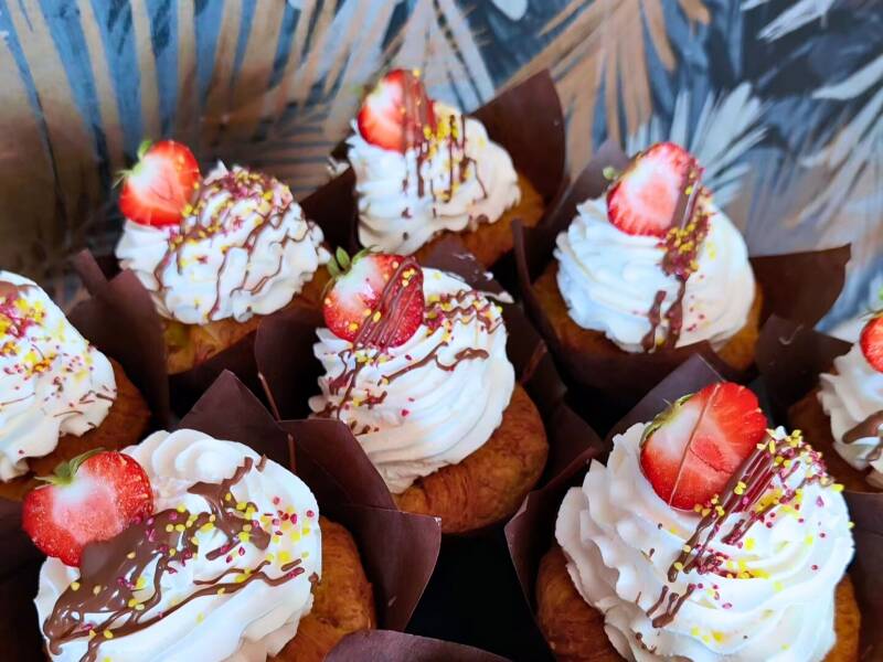 Kermawiener mansikka viimeistelyllä.