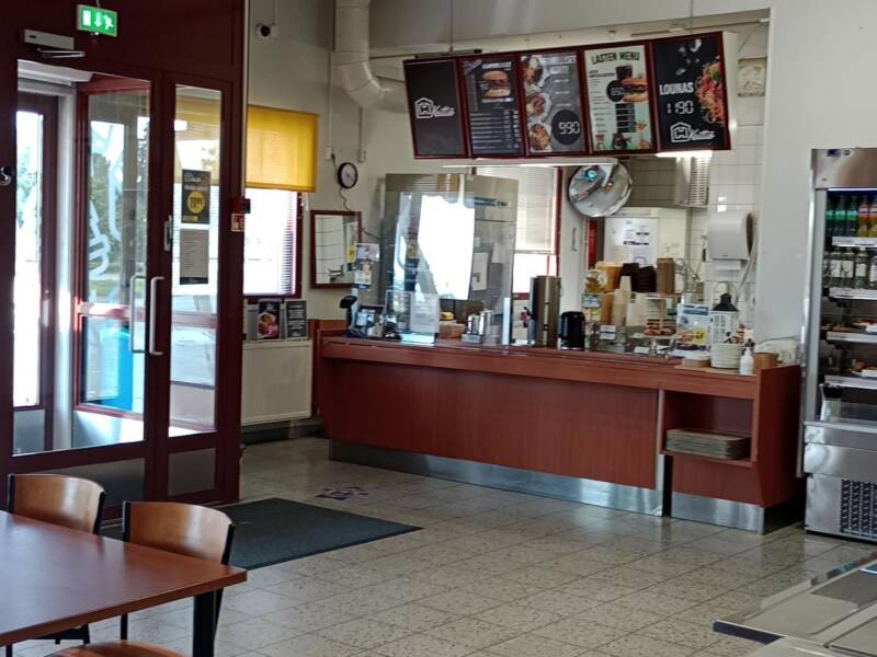 Kassa ja sisäänkäynti.