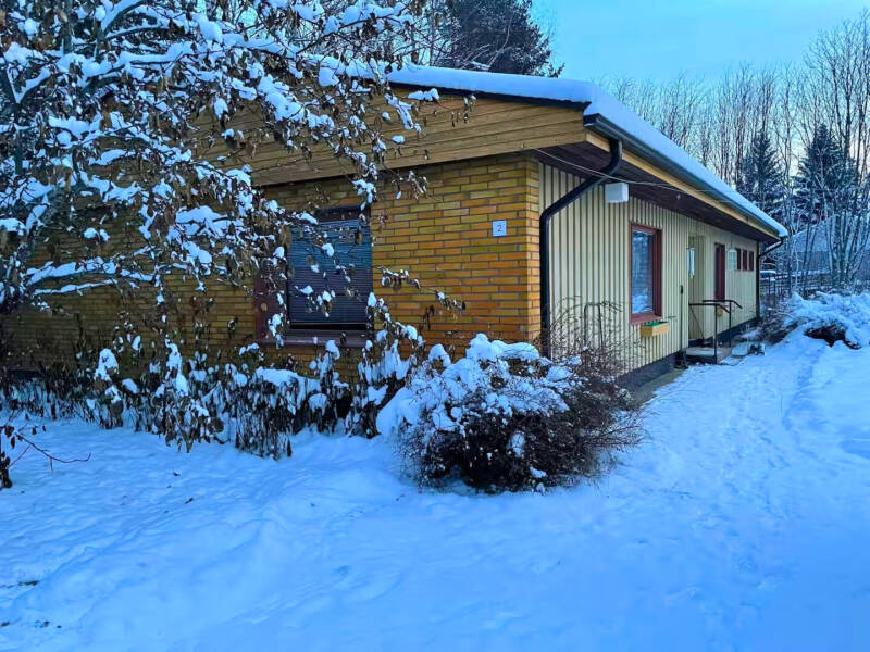 Etupiha lumisissa maisemissa.